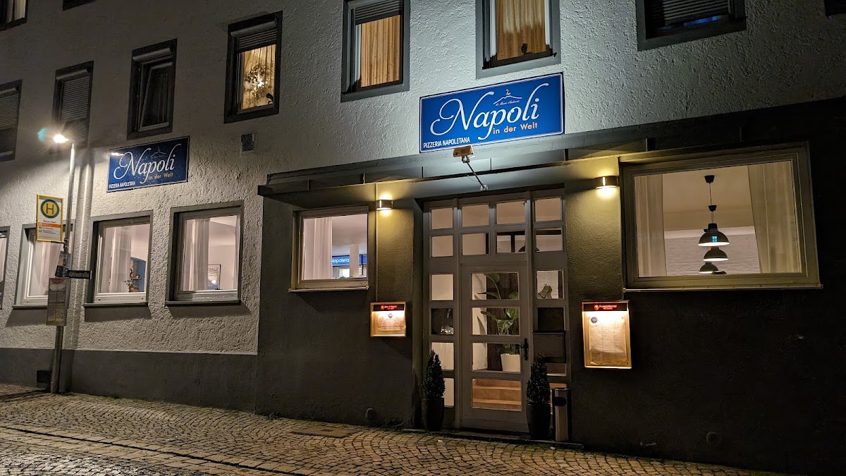 Fassade und Eingang von Napoli in der Welt in der Wühlestraße Göppingen am Abend