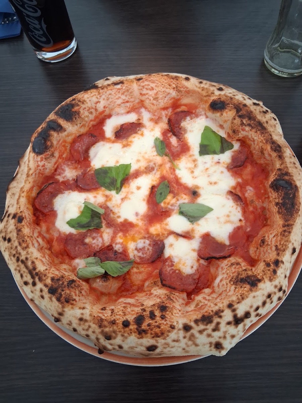 Neapolitanische Pizza mit Salami, Mozzarella und Basilikum bei Napoli in der Welt Göppingen