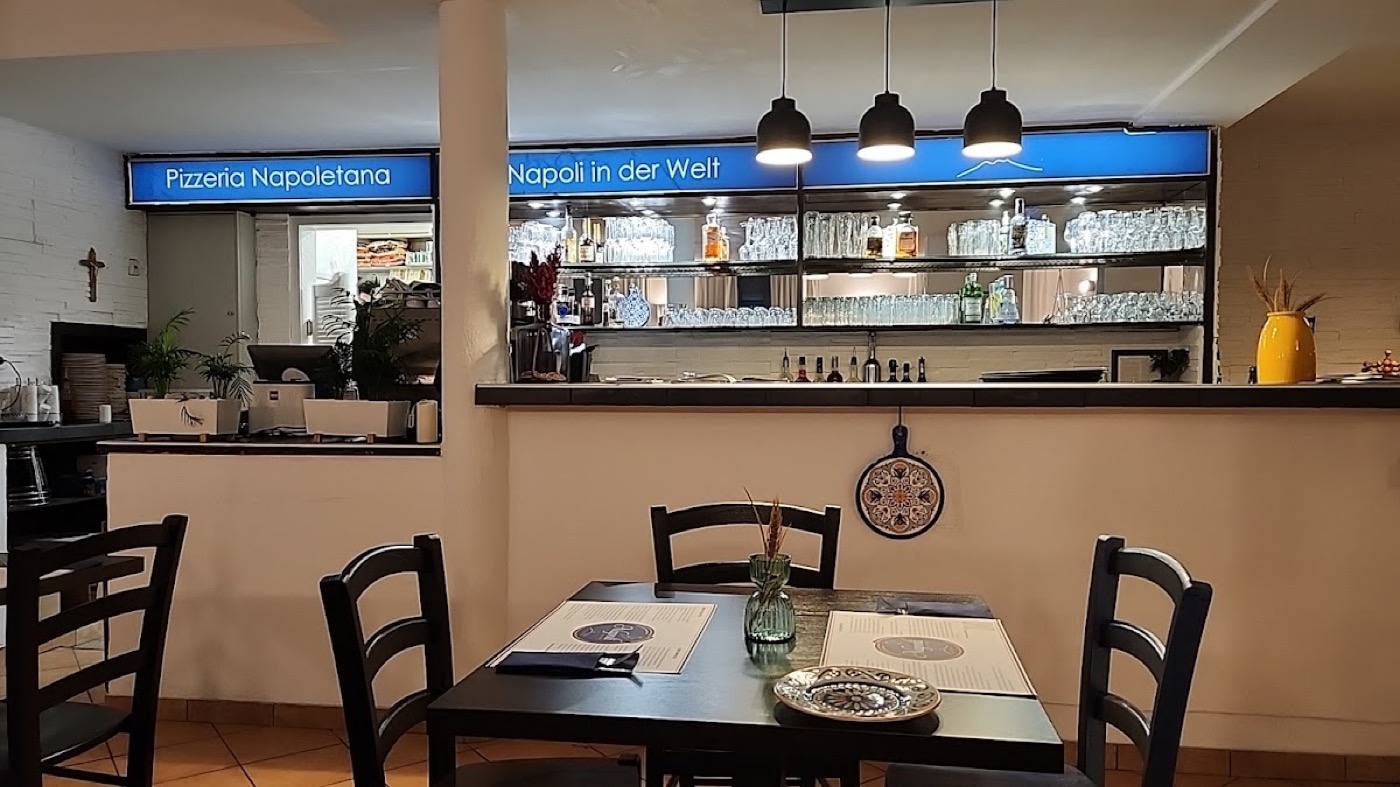 Gemütlicher Innenraum mit Bar bei Napoli in der Welt Göppingen