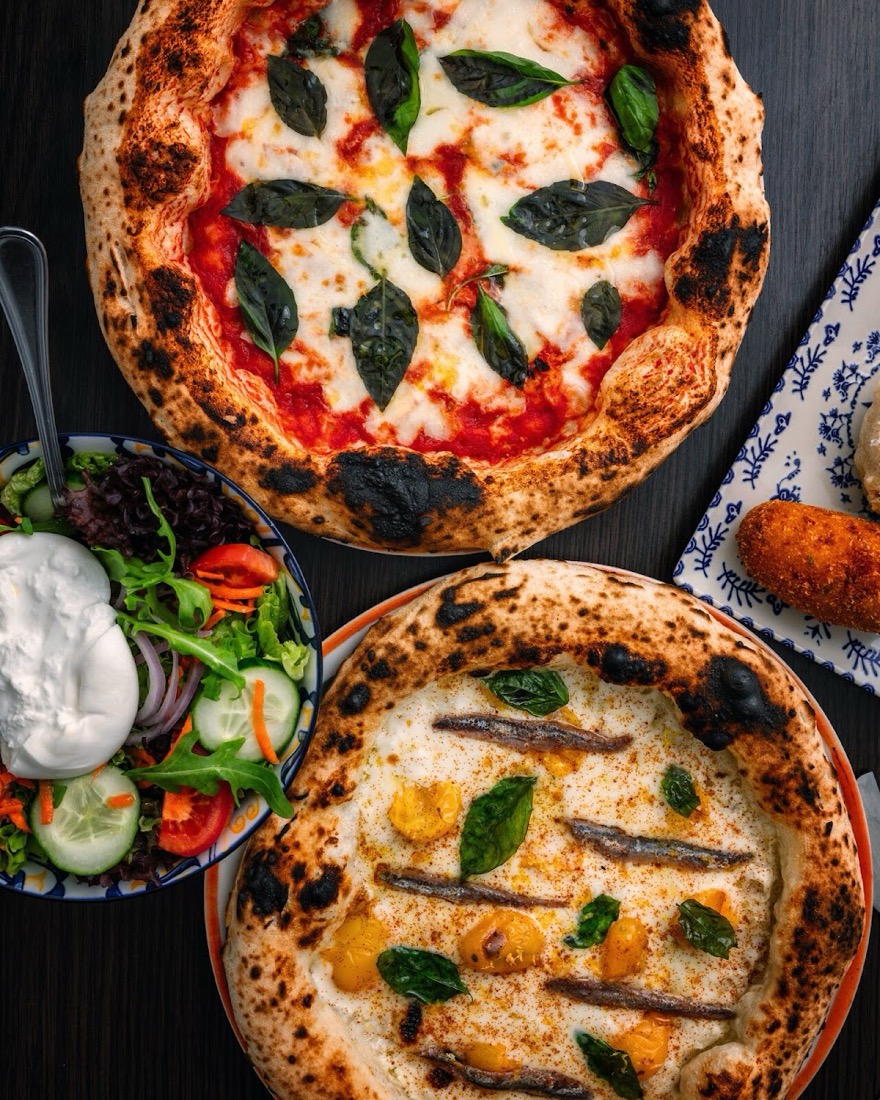Zwei neapolitanische Pizzen mit Burrata und Insalata mista bei Napoli in der Welt Göppingen