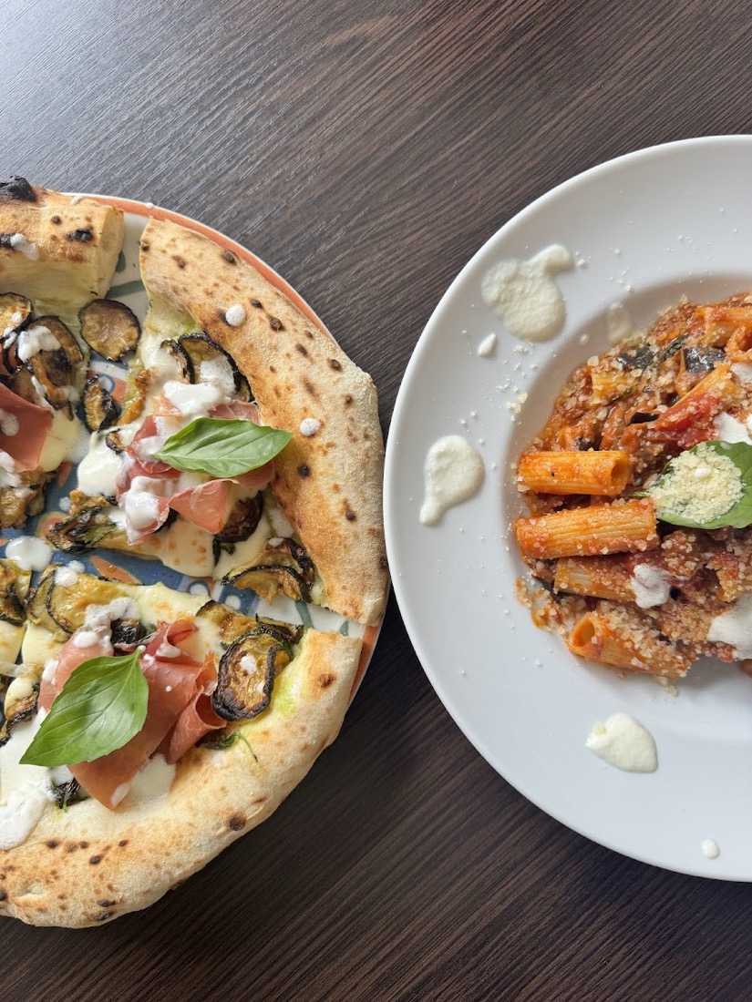Rigatoni all'arrabbiata und Pizza mit Zucchini und Parmaschinken bei Napoli in der Welt Göppingen